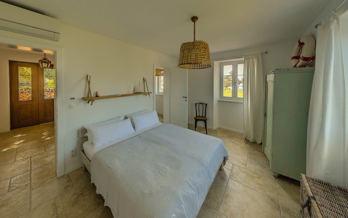 الغرفة رقم3: سرير كوينز 160 × 200 سم