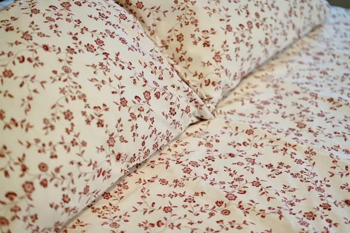 أغطية ووسائد ولحاف جديد لجميع الضيوف الأربعة