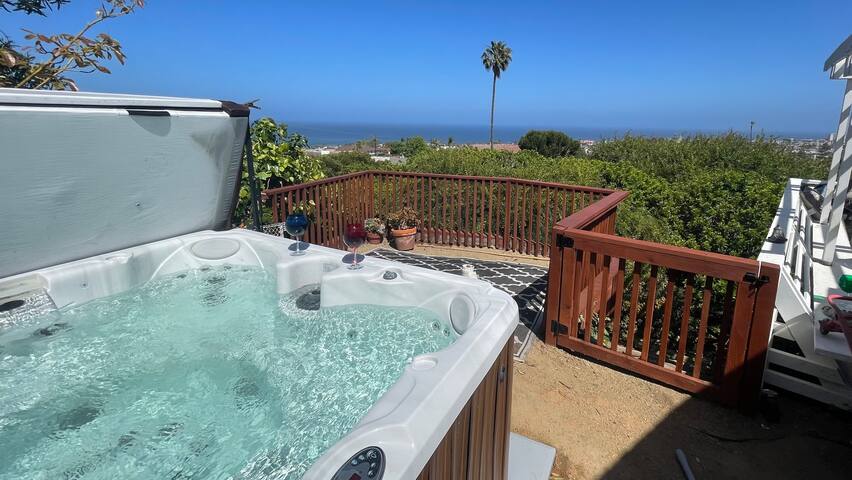CA Dreamin’ – hot tub & expansive ocean views gallery image 3