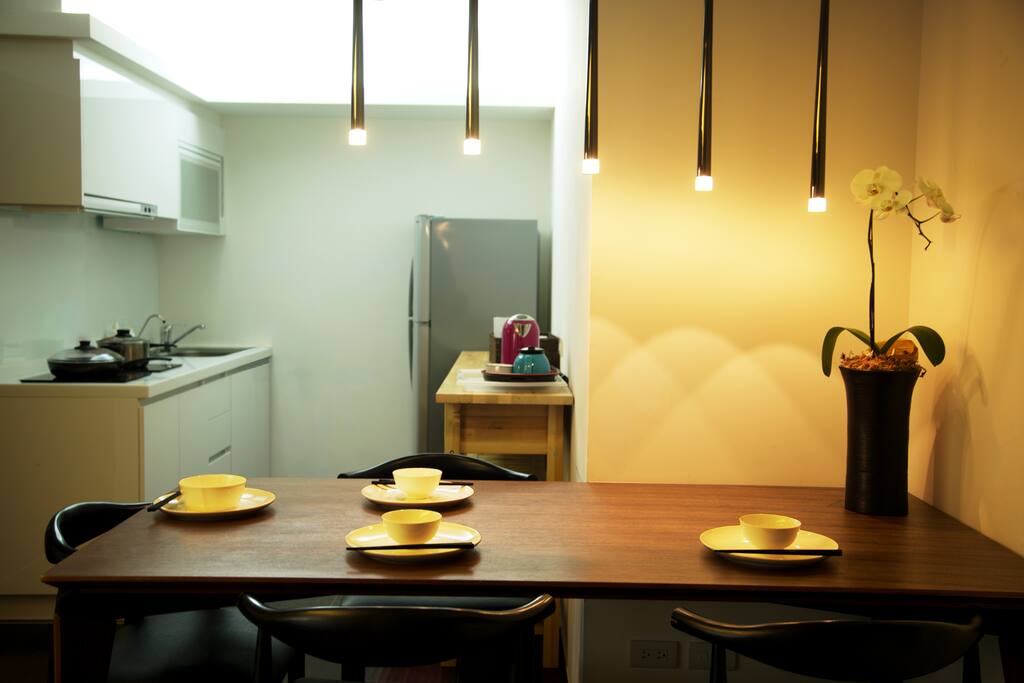 Designer dining table and lightning. 用餐區燈光設計