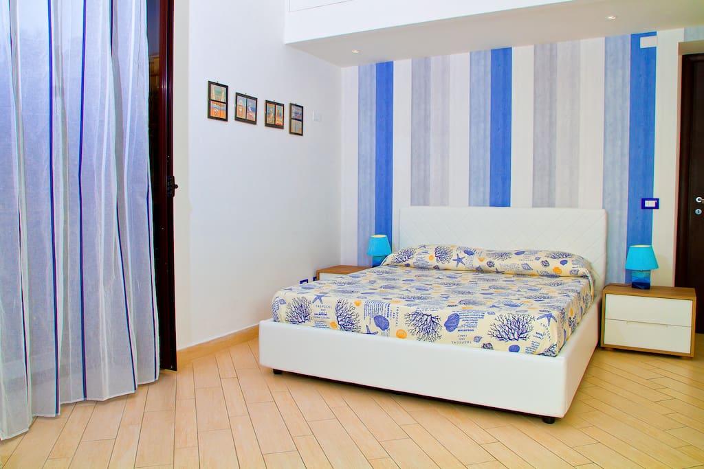 Camera da letto matrimoniale con balconcino ed aria condizionata