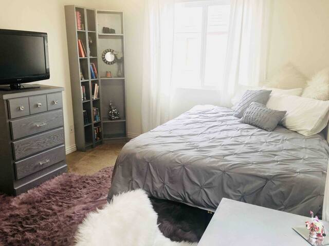 LA Glam Room In House. GUEST PARKING INCLUDED