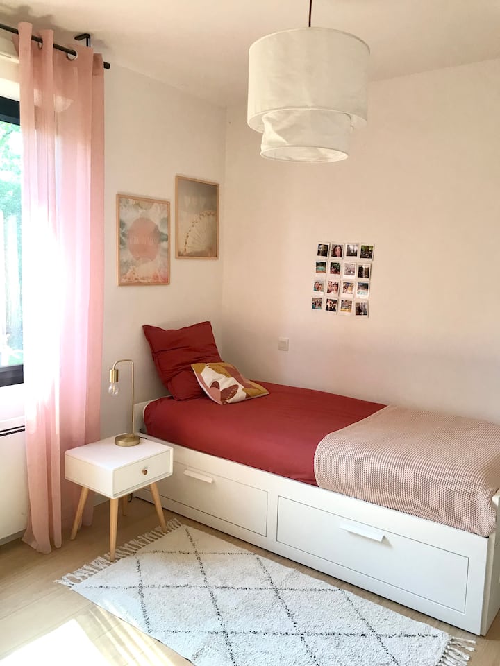 Chambre 12 m2, un lit simple 80x100. 
Nous avons enlevé la suspension (photo) pour la remplacer par un ventilateur plafonnier, pour lutter contre les grosses chaleurs. Il est programmable.