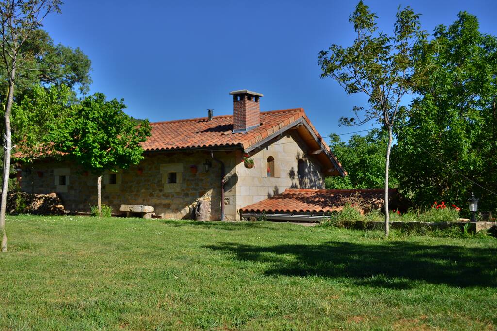 Vista de la casa desde el jardín de los anfitriones