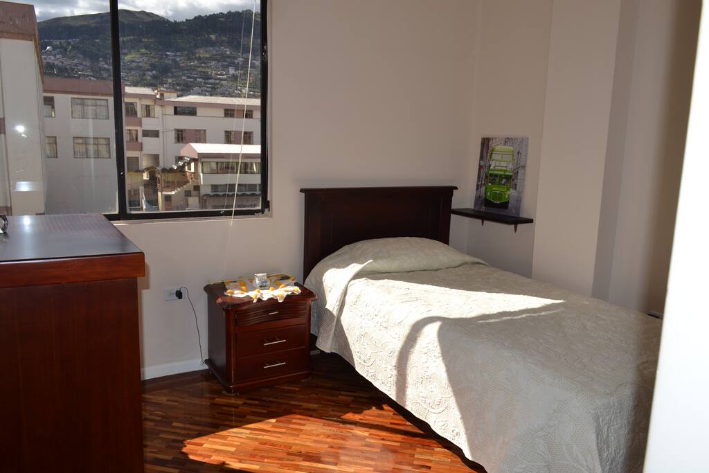 Room with private bathroom/ Habitacion con baño.