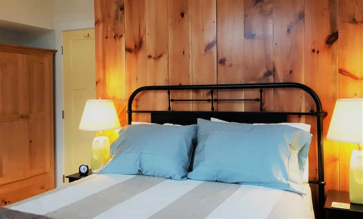 Maravillosas paredes de campamento en el dormitorio principal.