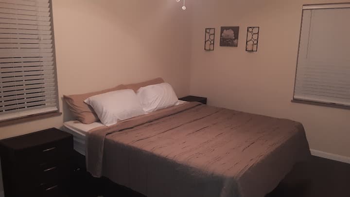 Chumba cha kulala 3 cha mfalme wa California kilicho na meza ya kulala