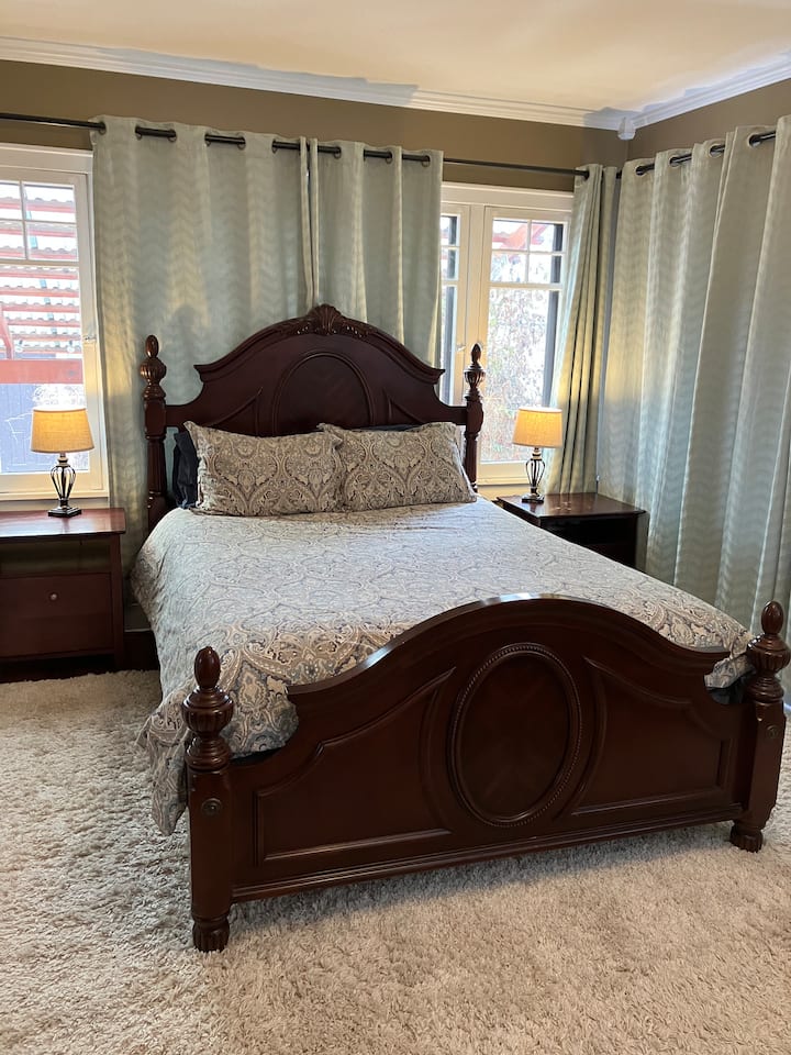 غرفة النوم الرئيسية في الطابق الرئيسي.