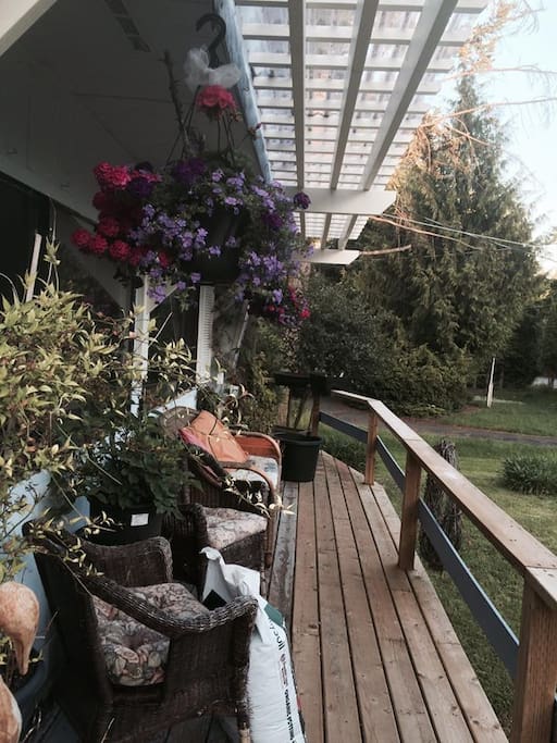 Lots of room to relax and enjoy the neighbourhood.
