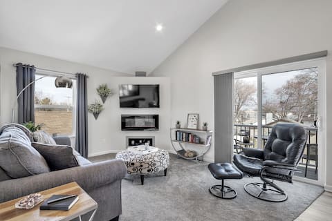 Lk Fenton w/private hot tub, fireplace & balcony