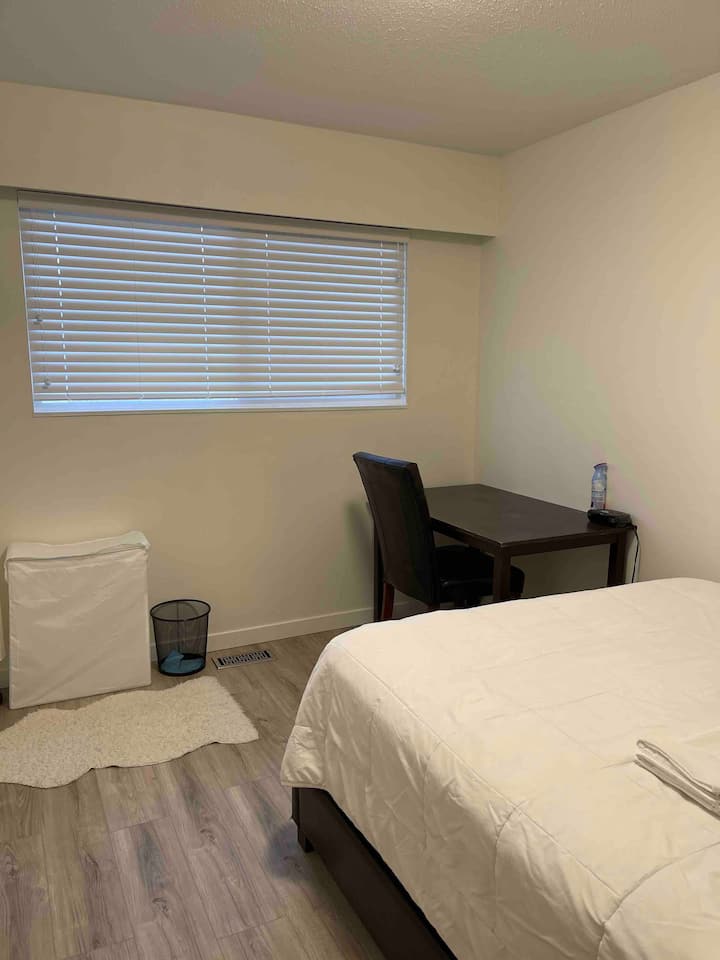 学生或客房的另一侧