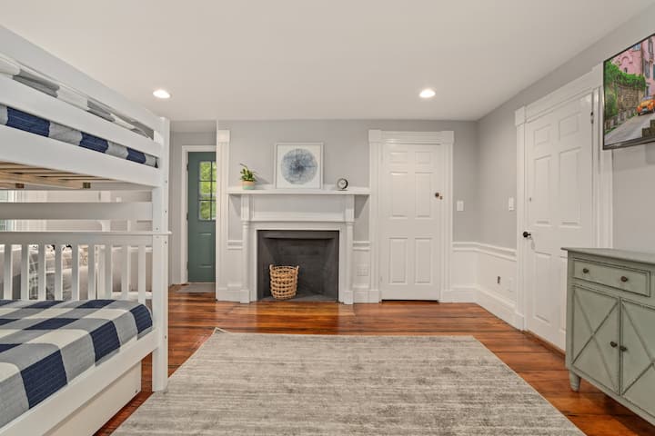 Los niños se lo pasarán genial en esta habitación con literas del primer piso con baño completo, entrada privada a la terraza trasera y un gran armario para guardar cosas. El televisor montado en la pared permite un espacio perfecto para pasar el rato en el primer piso. 