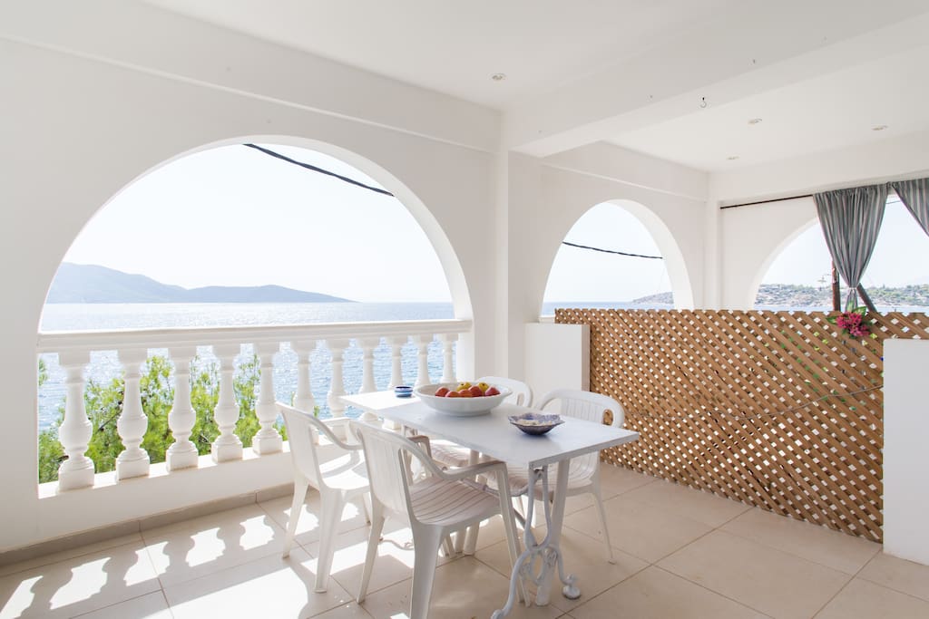 Βεράντα. Ιδανική για ένα ήσυχο καφέ ή γεύμα...
Terrace . Perfect for a quiet coffee or lunch ...
Терраса. Идеальная для тихого кофе или обед ...