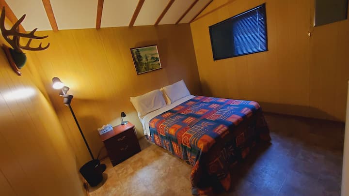 Спална соба 2: двоен кревет и просторно складиште за облека. 