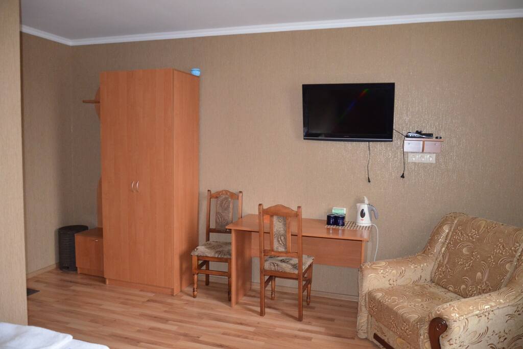 Шкаф, телевизор, чайник