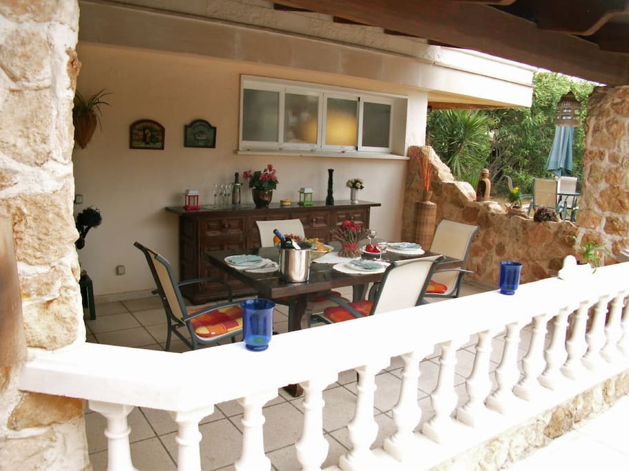 Terrasse mit Poolblick