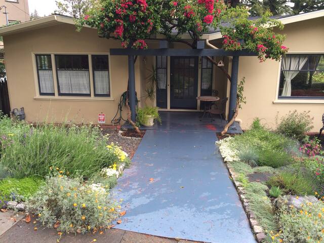 Beautiful peaceful Piedmont home. Walk everywhere! gallery image 2