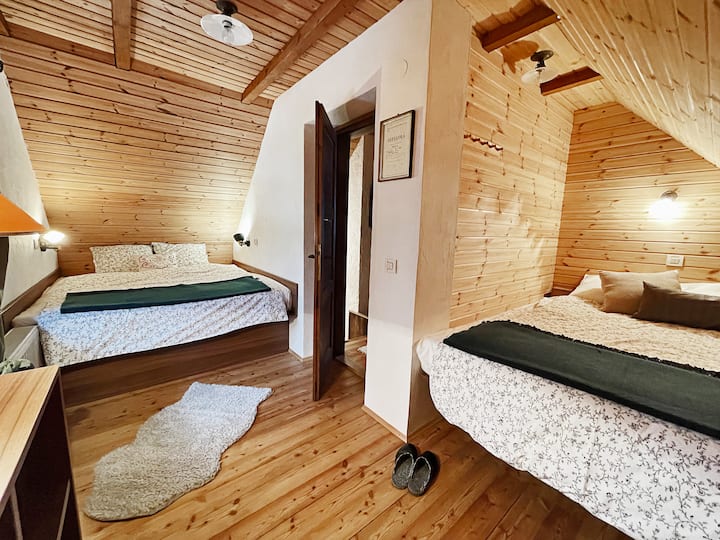 חדר שינה קטן.