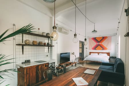 The Colonial [1] — French-era flat, central Saigon