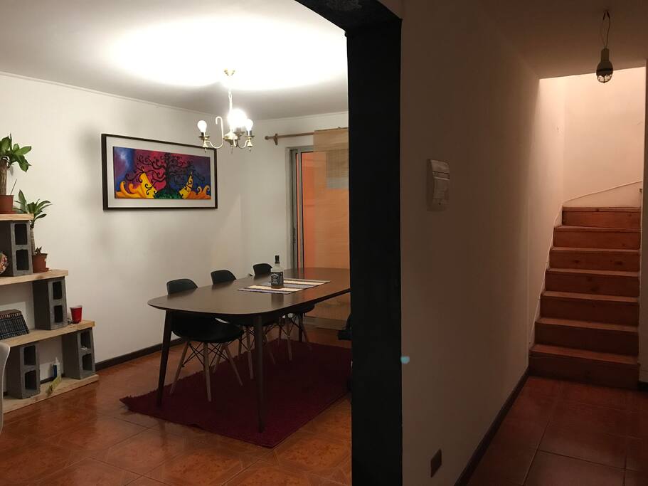 ESPACIO COMUN bello living comedor, estilo joven, con espacio para compartir y charlar sobre la realidad el entorno y conocer gente.
COMMON SPACE Beautiful living room, young style, with space to share and chat about the reality of the environment and meet people