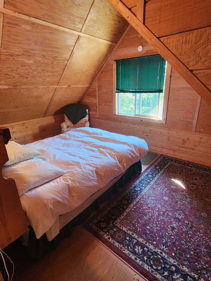 Kitanda cha malkia katika chumba tofauti cha kulala