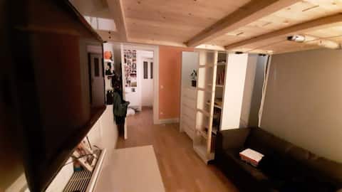 Leistungsstarkes Airbnb: 1 room boutique apartment, loft bed and balcony in Friedrichshain