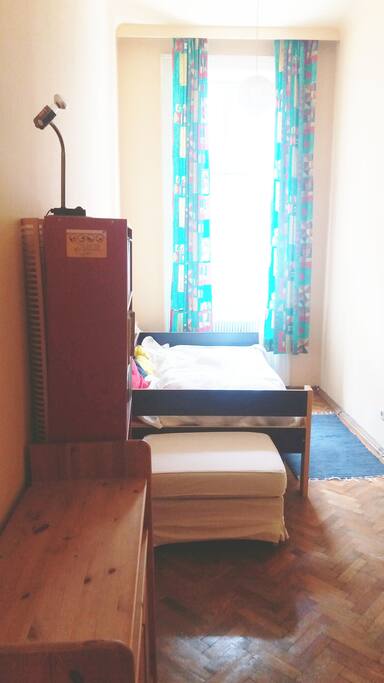 Das Zimmer liegt westseitig zur Straße (sehr wenig Verkehr).
