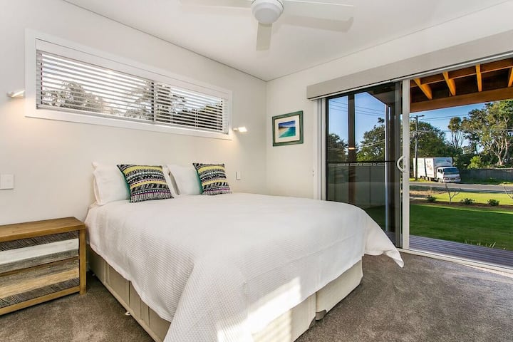 Stan 2 (u prizemlju)  spavaća soba s kvalitetnim džepnim madracem s oprugama i klima-uređajem otvara se prema prekrasnom travnjaku