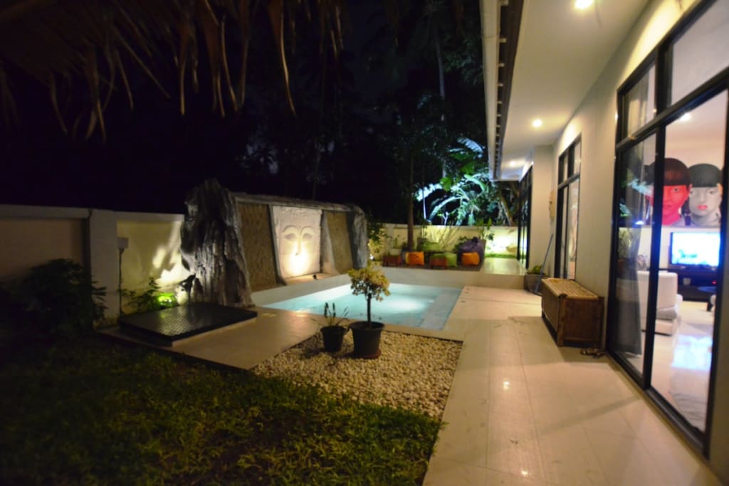 villa louna by night