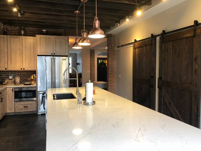 Large Home with Guesthouse in the Brewery District gallery image 4