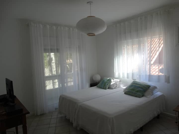 detaljna soba 2 s vlastitom kupaonicom i klima-uređajem 