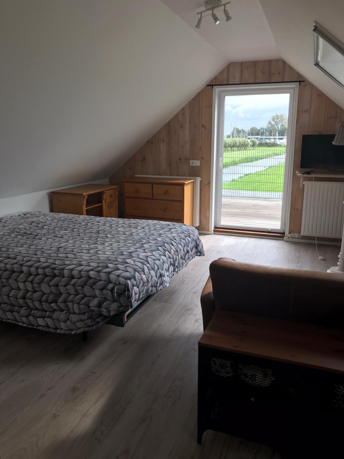 Woonkamer met 2 persoons boxspring bed