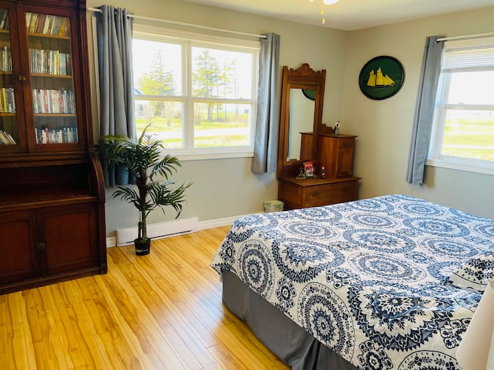 Легло тип Кинг в родителска спалня с изглед към водата!