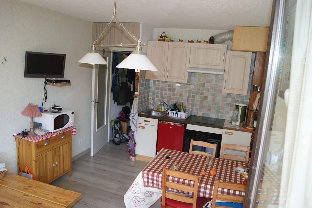cuisine équipée avec nombreux accessoires: appareil raclette, fondue, grille pain, mixeur...