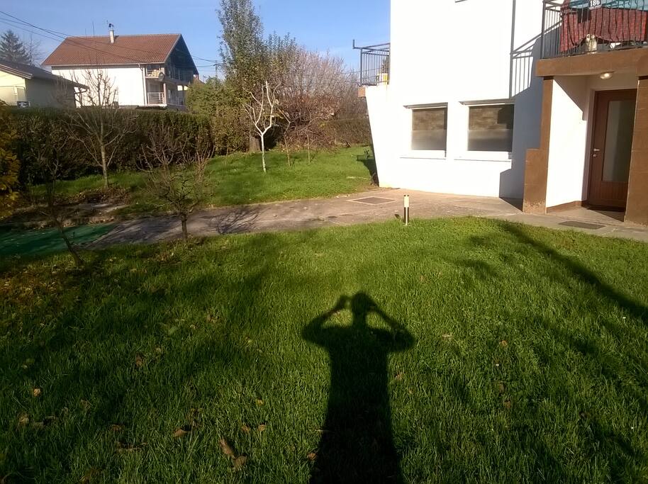 Ogradjeno dvoriste oko cijelog objekta živom ogradom