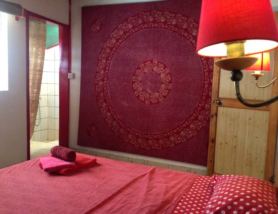 Chambres doubles avec salle de bain privatif: chambres allouées en fonction de la disponibilité / Our double ensuite bedrooms are each uniquely decorated, rooms allocated according to availability