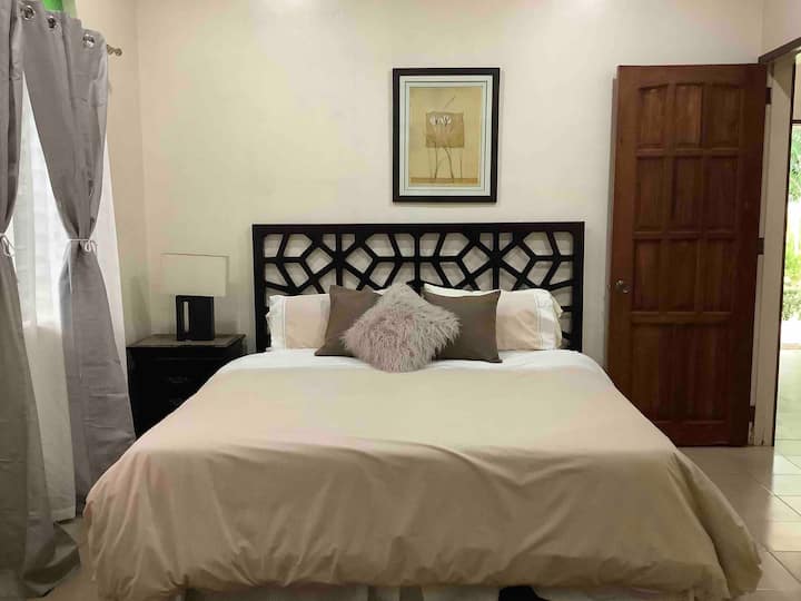 חדר שינה שני עם מיטת קינג 