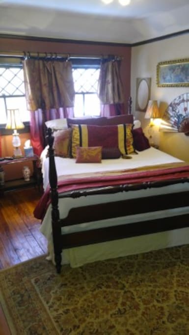Room 5 queen bed