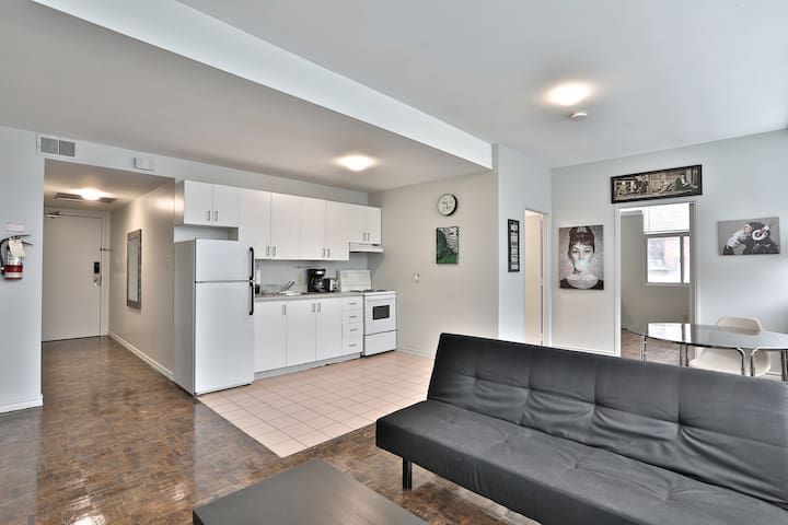 Spacious DOWNTOWN 1BR Heart of Queen Street West