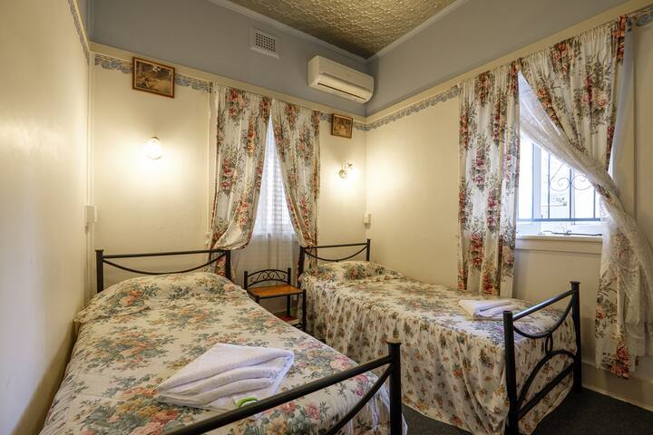 e) 2xSingle beds, 100m CityCBD,Free WiFi+Breakfast