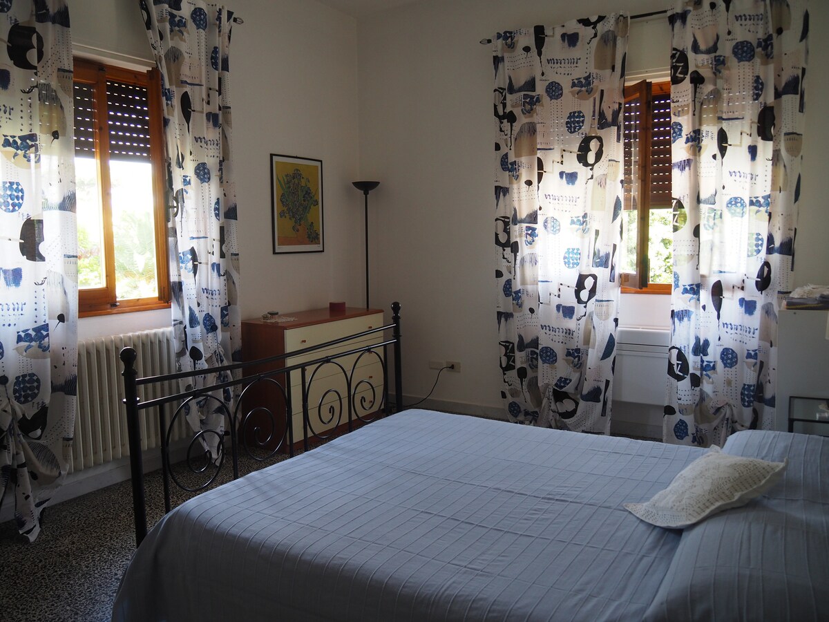 Las ventanas en el dormitorio doble