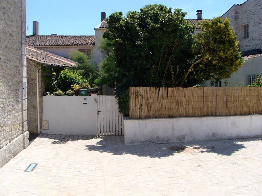 Entrée principale, sur jardinet