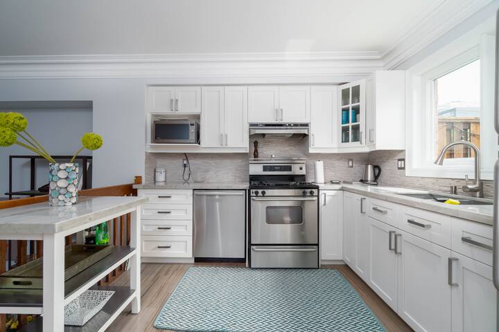 Big & Bright House + Parking & Great Beds gallery image 3