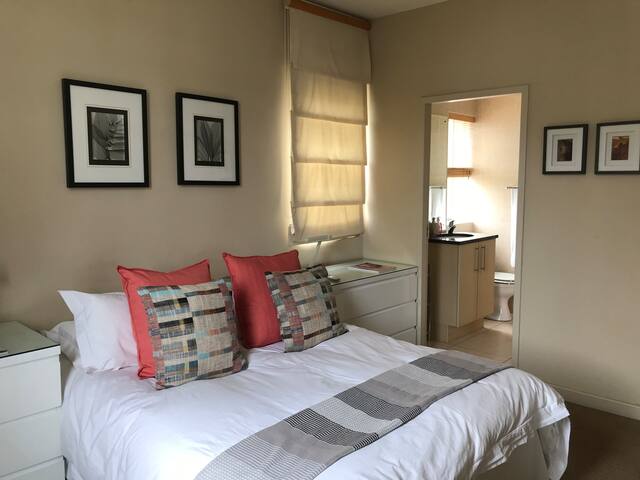 Cape Town : Penthouse with Table Mountain views gallery image 5