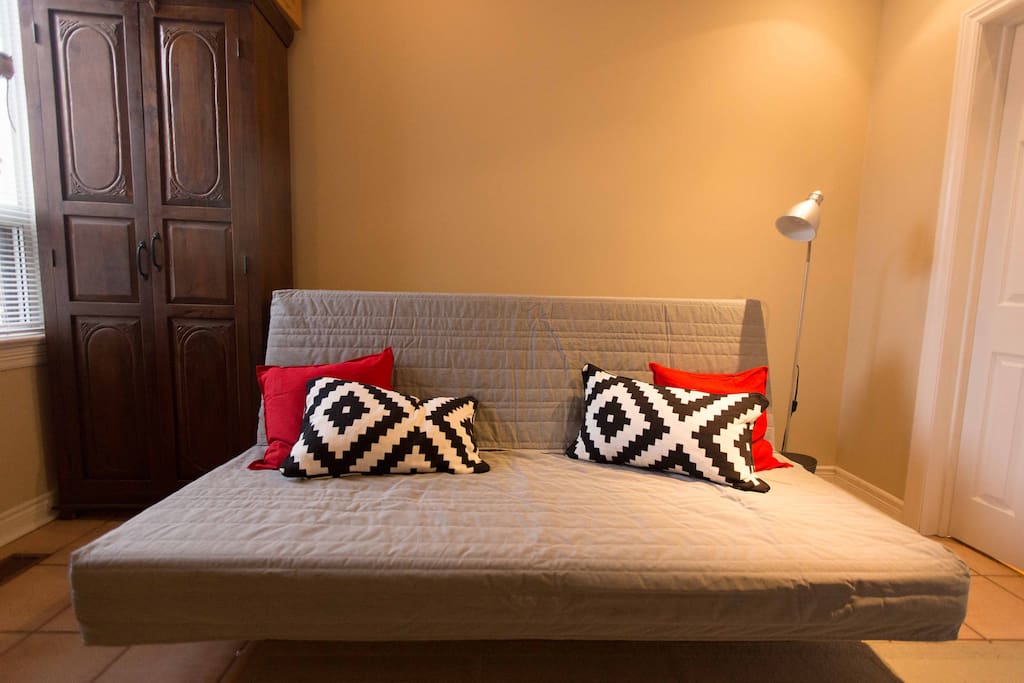 Upstairs sitting room with Queen Size pull out.