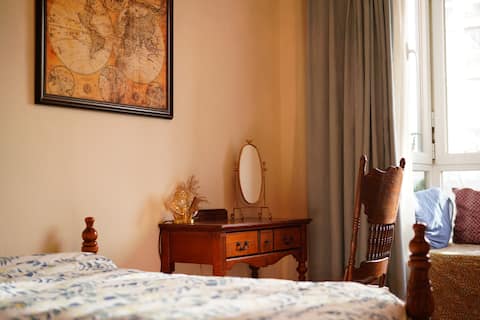 【离天安门1.5公里，市中心胡同，新世界商圈】现代有爱居家飘窗小宅（可带狗）