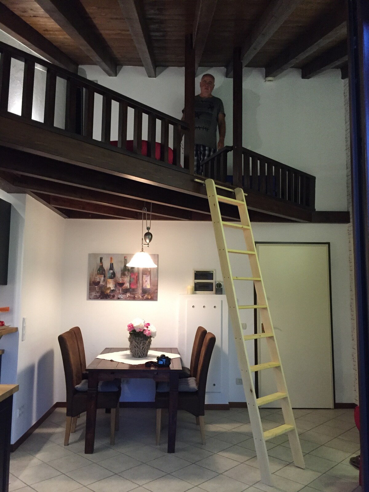 De galerie is hoog en te bereiken met een laddertje. De ladder hangt aan de muur van de slaapkamer als dat niet nodig is.