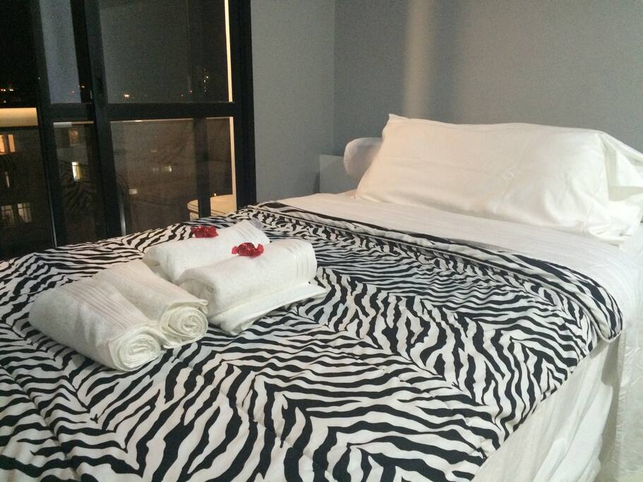 Cozy room+Doble Bed+Beautiful View+Comfort+Privacy # Quarto aconchegante com cama de casal, travesseiros grandes e uma agradável vista. Conforto e privacidade. O andar do quarto é exclusivo do hóspede, ninguém mais tem acesso a ele.