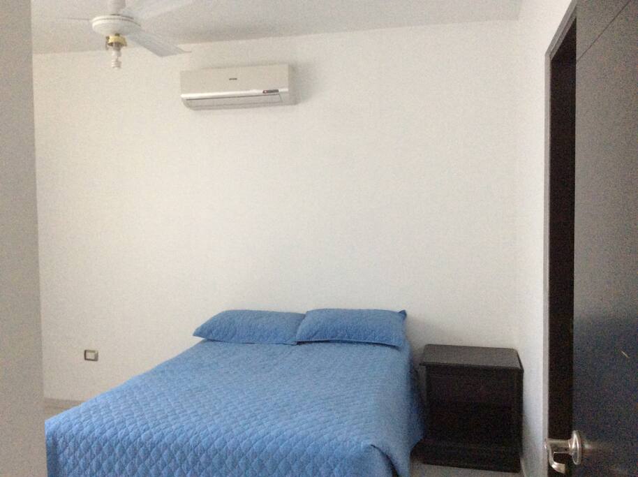 Segundo dormitorio con 2 camas matrimoniales (1.50 x 1.90), la otra cama se desliza en la parte inferior. Baño completo, vestidor con armario, televisión, aire acondicionado con mini split o ventilador.