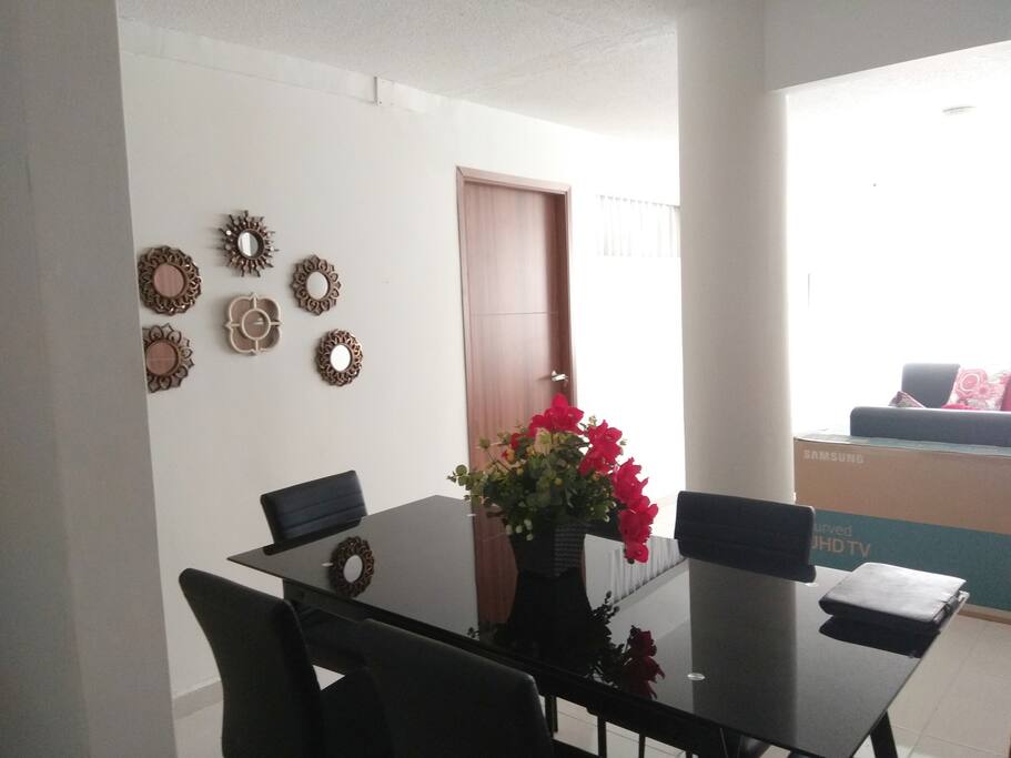 Sala comedor moderno, amplio y muy cómodo